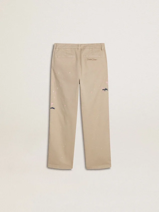 Beigefarbene Chino-Hose für Kinder mit bunten Farbtupfern