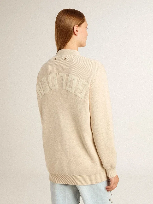 Beigefarbene Damen-Strickjacke mit «Golden»-Schriftzug auf dem Rücken