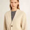 Beigefarbene Damen-Strickjacke mit «Golden»-Schriftzug auf dem Rücken
