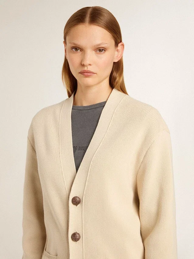 Beigefarbene Damen-Strickjacke mit «Golden»-Schriftzug auf dem Rücken
