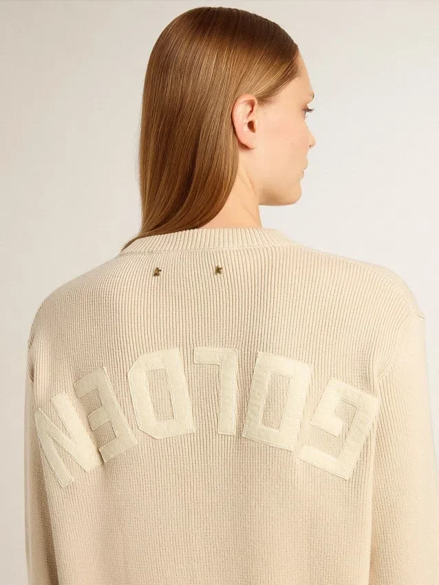 Beiger Damenpullover mit «Golden»-Schriftzug auf dem Rücken