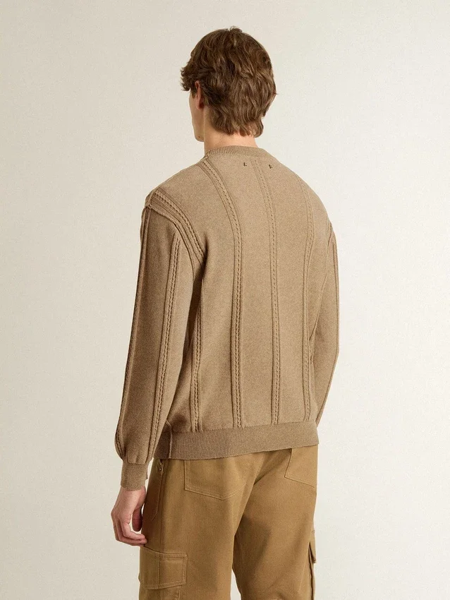 Beiger Herrenpullover mit gesticktem Logo