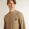 Beiger Herrenpullover mit gesticktem Logo