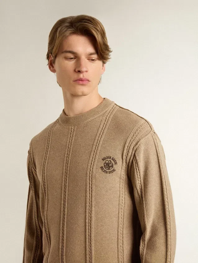 Beiger Herrenpullover mit gesticktem Logo