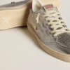 Bio-basierter Ball Star in Metallic-Silber mit silbernem Stern und roter Fersenlasche
