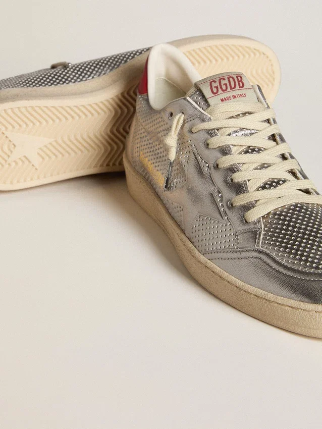 Bio-basierter Ball Star in Metallic-Silber mit silbernem Stern und roter Fersenlasche