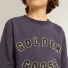 Blau-violettes Sweatshirt mit «golden goose»-Schriftzug auf der Vorderseite