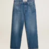 Blaue, locker sitzende Jeans in mittlerer Waschung