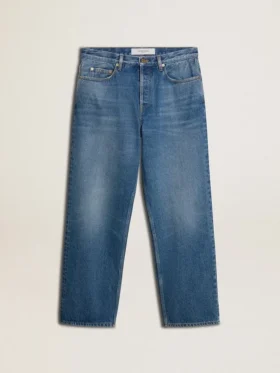 Blaue, locker sitzende Jeans in mittlerer Waschung