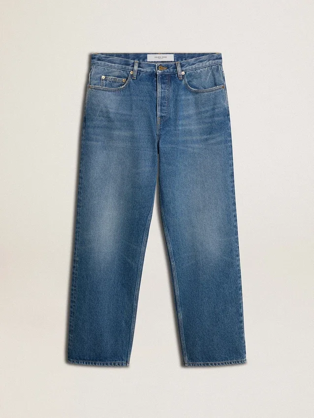 Blaue, locker sitzende Jeans in mittlerer Waschung