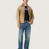 Blaue, locker sitzende Jeans in mittlerer Waschung