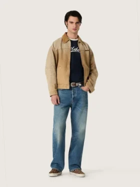 Blaue, locker sitzende Jeans in mittlerer Waschung
