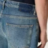 Blaue, locker sitzende Jeans in mittlerer Waschung