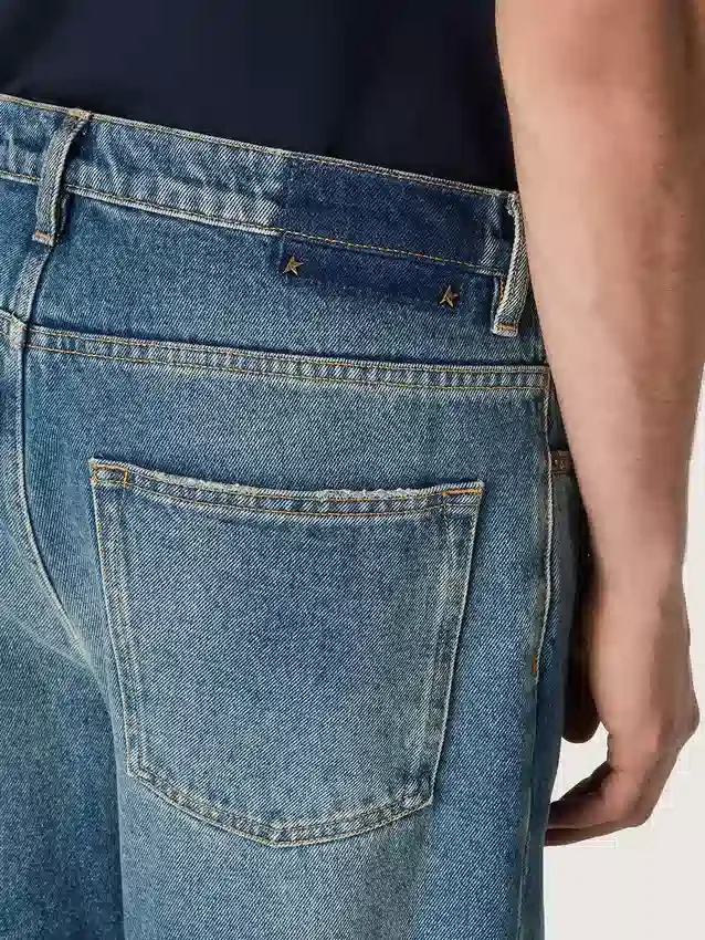 Blaue, locker sitzende Jeans in mittlerer Waschung