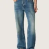 Blaue, locker sitzende Jeans in mittlerer Waschung