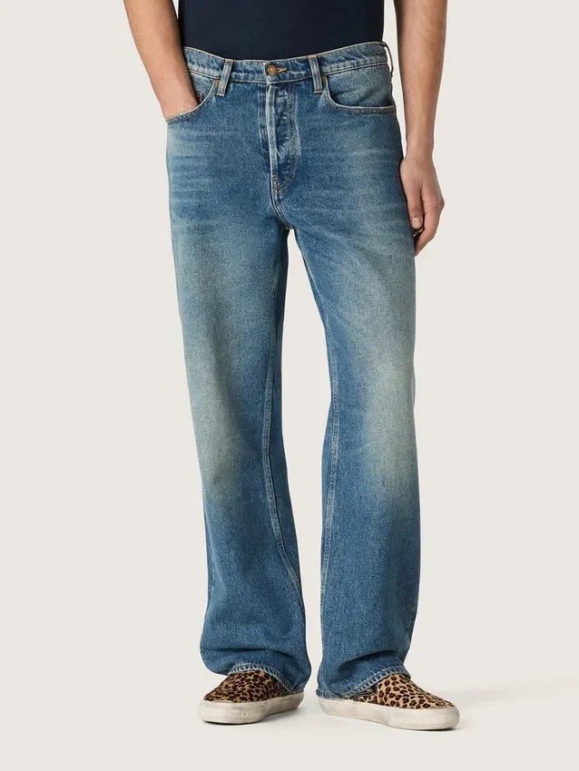 Blaue, locker sitzende Jeans in mittlerer Waschung