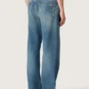 Blaue, locker sitzende Jeans in mittlerer Waschung
