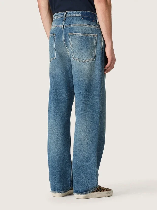 Blaue, locker sitzende Jeans in mittlerer Waschung