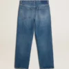 Blaue, locker sitzende Jeans in mittlerer Waschung