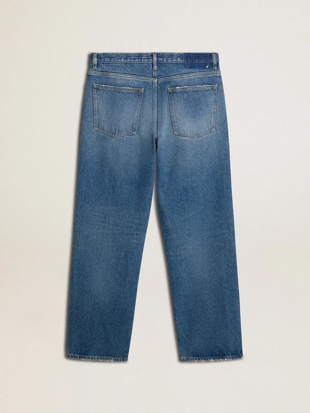 Blaue, locker sitzende Jeans in mittlerer Waschung