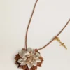 Blumenanhänger aus hellbraunem und champagnerfarbenem Leder
