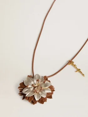 Blumenanhänger aus hellbraunem und champagnerfarbenem Leder