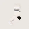 Blush-farbene Socken mit Distressed-Details und schwarz-weissen Streifen