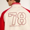 Bomberjacke in abgenutztem Weiss und Rot mit Stickerei