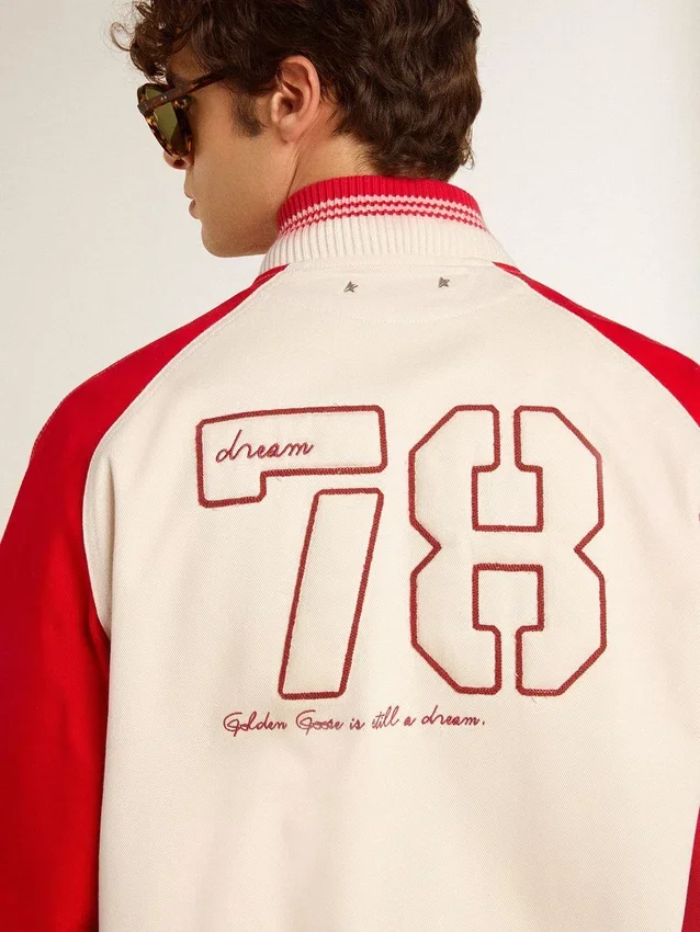 Bomberjacke in abgenutztem Weiss und Rot mit Stickerei