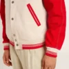 Bomberjacke in abgenutztem Weiss und Rot mit Stickerei