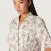 Boxy-Baumwollhemd für Damen mit schwarz-weissem Blumenprint