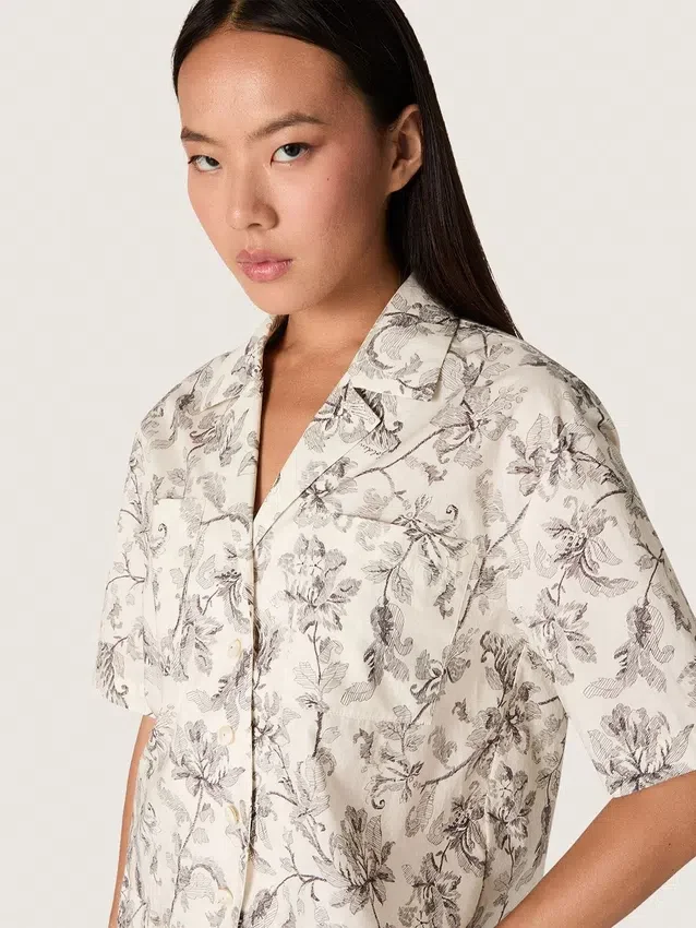 Boxy-Baumwollhemd für Damen mit schwarz-weissem Blumenprint