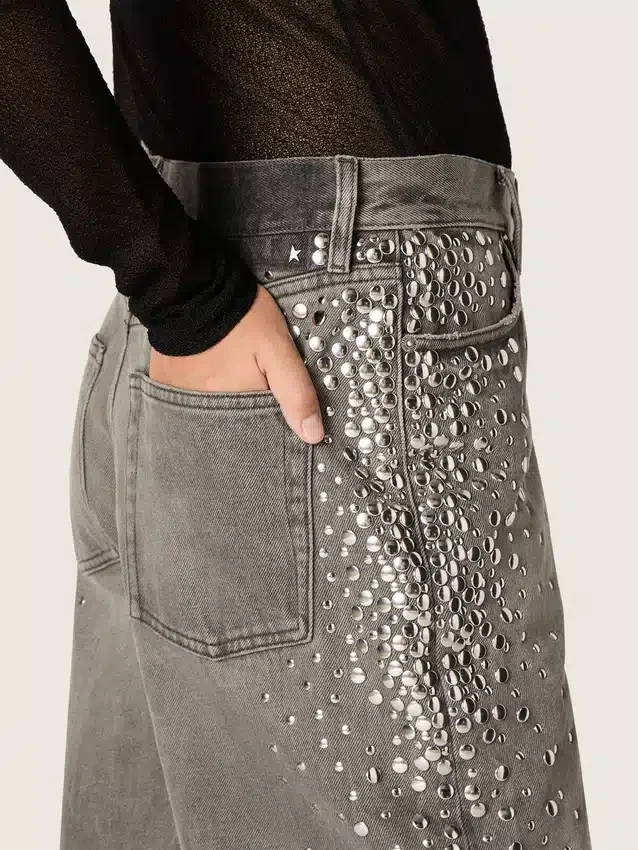 Boyfriend-Jeans für Damen aus grauem Denim mit silbernen Nieten im Farbverlaufseffekt
