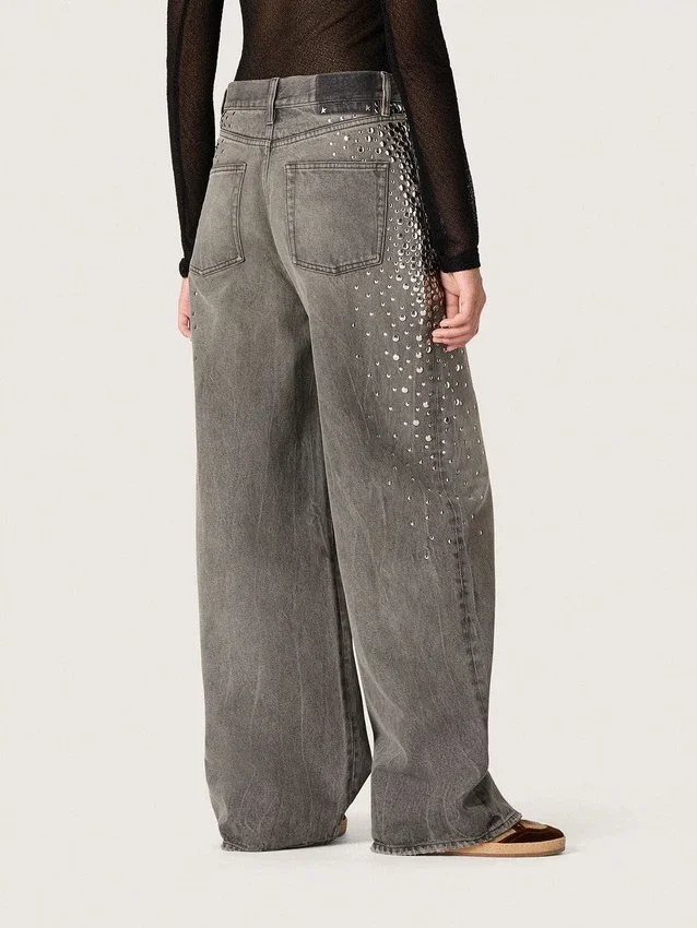 Boyfriend-Jeans für Damen aus grauem Denim mit silbernen Nieten im Farbverlaufseffekt