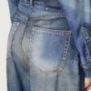 Boyfriend-Jeans für Damen in blauem Denim mit Archiv-Print
