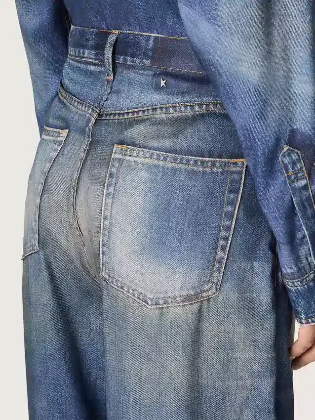 Boyfriend-Jeans für Damen in blauem Denim mit Archiv-Print