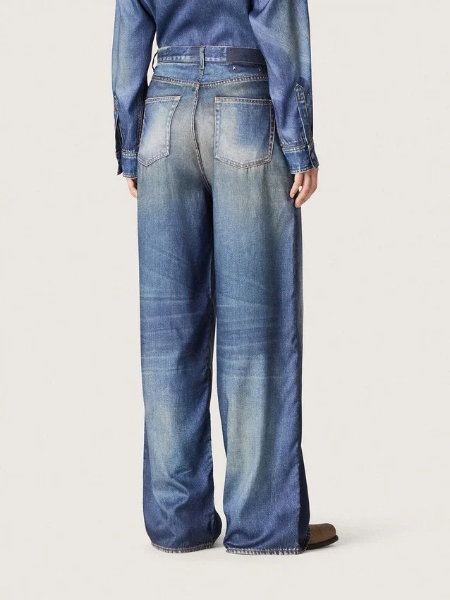 Boyfriend-Jeans für Damen in blauem Denim mit Archiv-Print