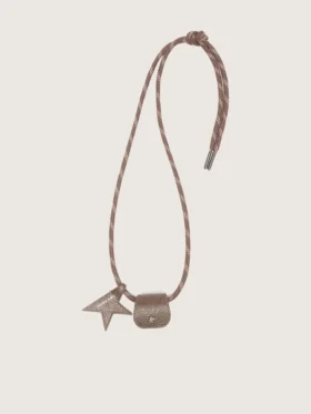 Brillenetui mit beigem Leder-Wanderschnürsenkel, Blumenclip und Sternclip