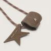 Brillenetui mit beigem Leder-Wanderschnürsenkel, Blumenclip und Sternclip