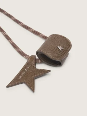 Brillenetui mit beigem Leder-Wanderschnürsenkel, Blumenclip und Sternclip