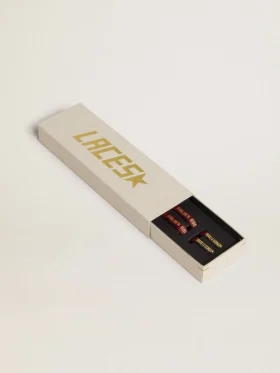 Burgunderrote Baumwollschnürsenkel mit kontrastierendem goldfarbenem Logo