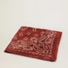 Burgunderroter Schal mit Paisley-Muster