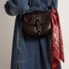 Burgunderroter Schal mit Paisley-Muster