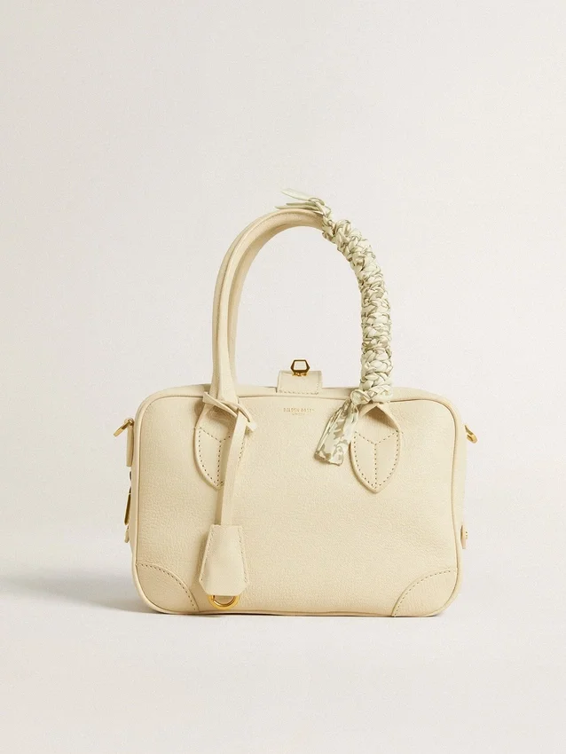 Butterfarbener Anhänger aus geflochtenem Stoff mit Messingkette
