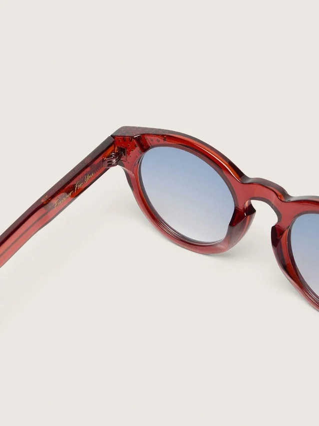 Cameron Panthos-Sonnenbrille mit honigfarbenem Rahmen, Edelsteinen und blauen Gläsern