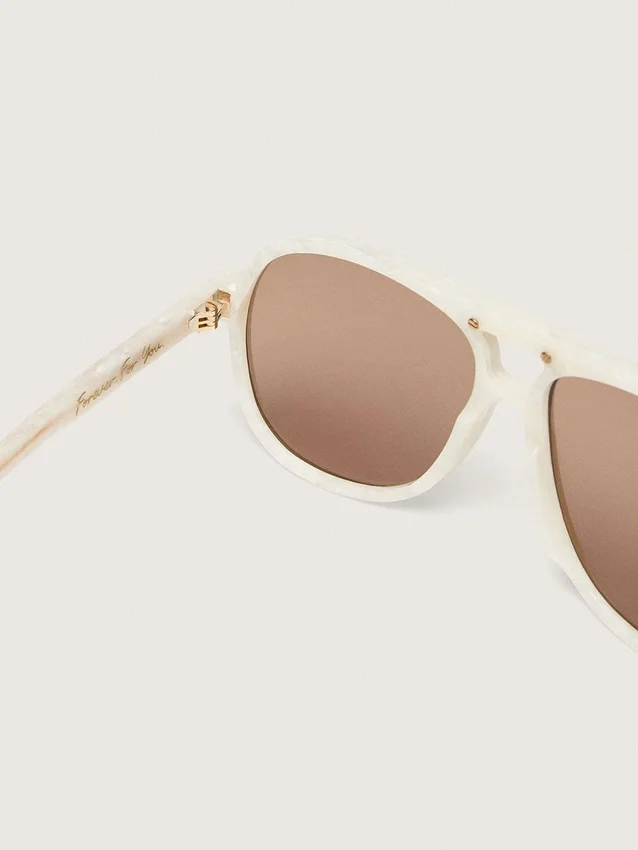 Charlie-Sonnenbrille mit perlweissem Rahmen und goldenen Gläsern