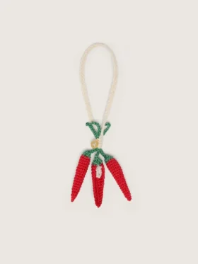 Chili-Anhänger aus gehäkelter Baumwolle mit weisser Häkelkette