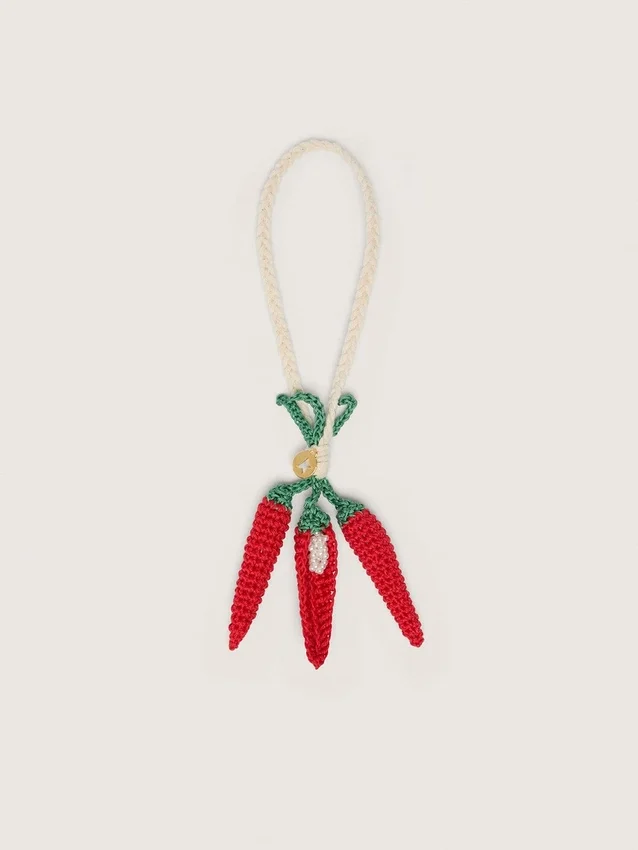 Chili-Anhänger aus gehäkelter Baumwolle mit weisser Häkelkette