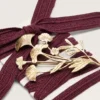 CNY Skins-Schnürsenkel aus burgunderroter Wolle mit goldener Blumenbrosche