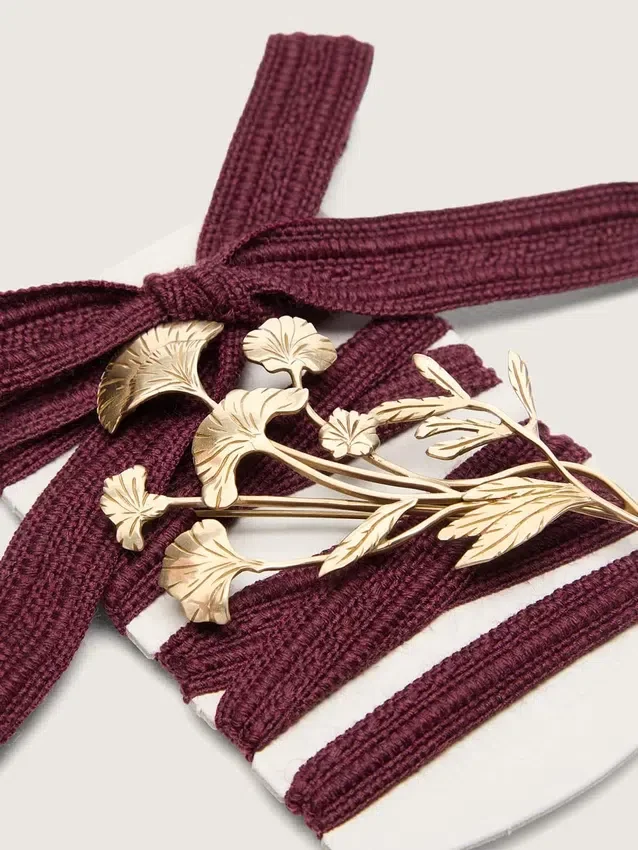 CNY Skins-Schnürsenkel aus burgunderroter Wolle mit goldener Blumenbrosche